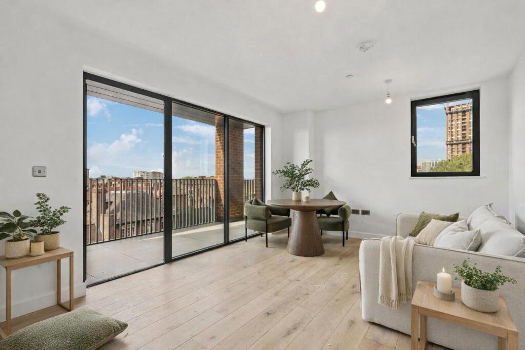 3 bed 1st Floor Flat for rent in Clapham. From Chestertons Estate Agents - Battersea Park Lettings