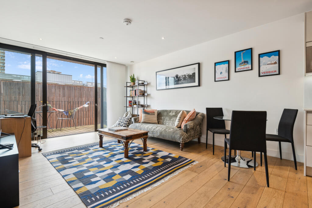 1 bed 1st Floor Flat for rent in Battersea. From Chestertons Estate Agents - Battersea Park Lettings