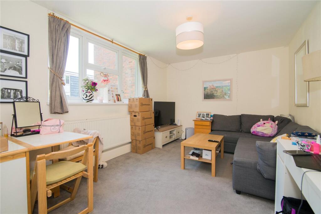 1 bed 1st Floor Flat for rent in Battersea. From Chestertons Estate Agents - Battersea Park Lettings