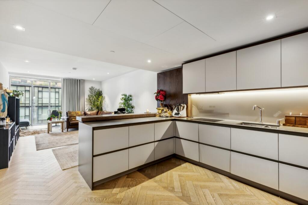 2 bed 1st Floor Flat for rent in Battersea. From Chestertons Estate Agents - Battersea Park Lettings