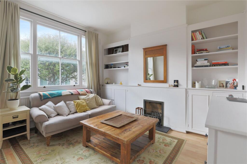 2 bed 1st Floor Flat for rent in Battersea. From Chestertons Estate Agents - Battersea Park Lettings