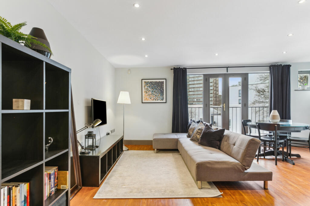 2 bed 1st Floor Flat for rent in Battersea. From Chestertons Estate Agents - Battersea Park Lettings