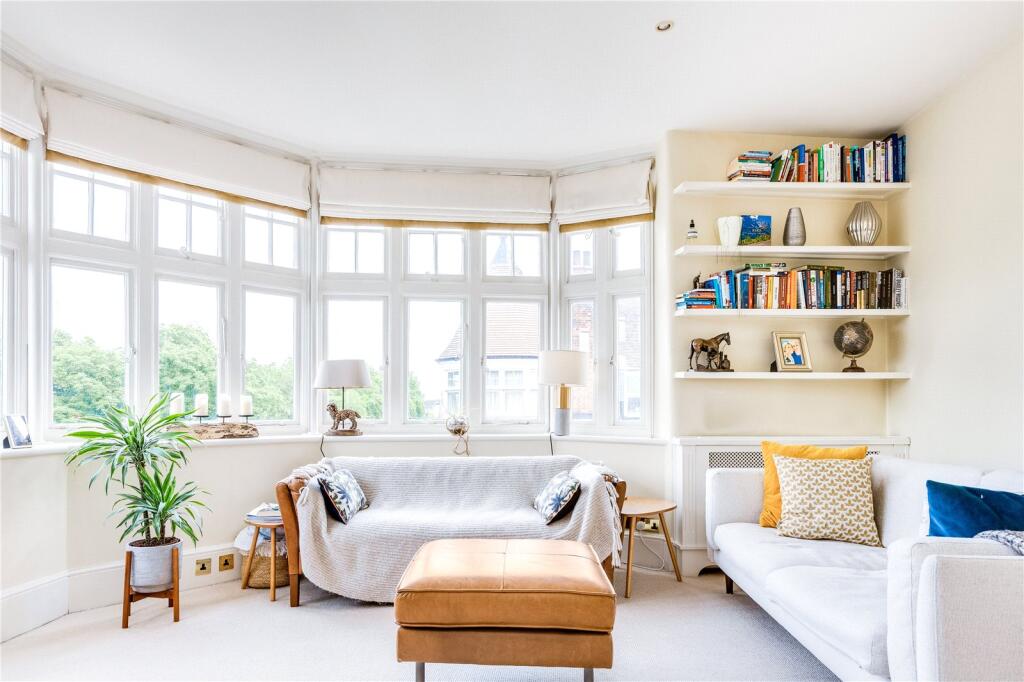 2 bed 1st Floor Flat for rent in Battersea. From Chestertons Estate Agents - Battersea Park Lettings