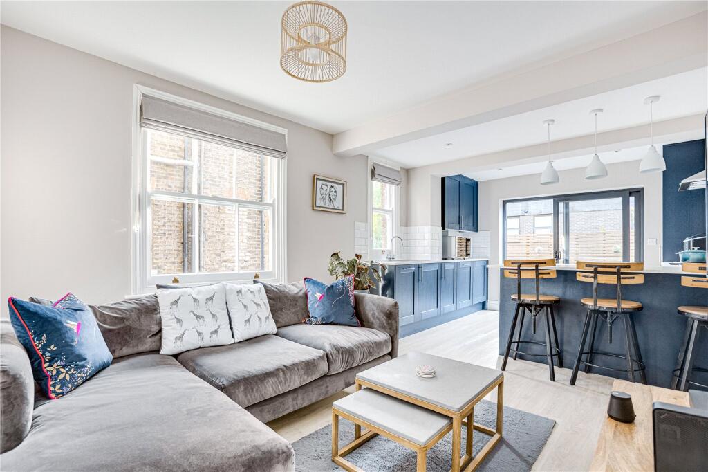 2 bed 1st Floor Flat for rent in Battersea. From Chestertons Estate Agents - Battersea Park Lettings