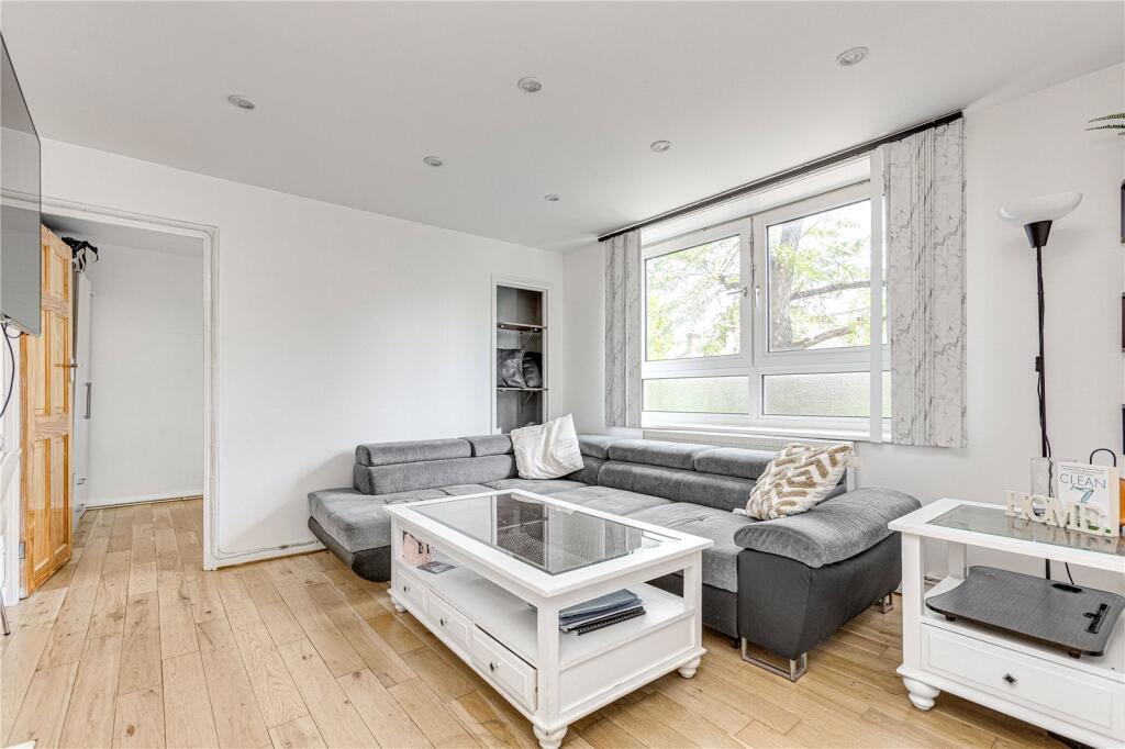 2 bed 1st Floor Flat for rent in Battersea. From Chestertons Estate Agents - Battersea Park Lettings