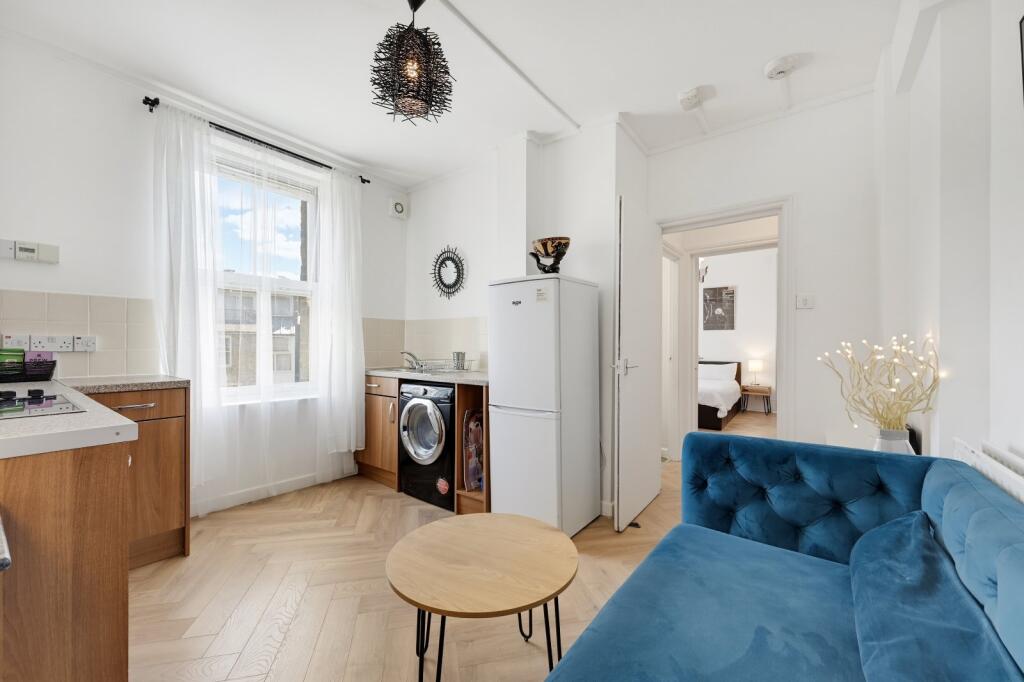 1 bed 1st Floor Flat for rent in Clapham. From Chestertons Estate Agents - Battersea Park Lettings