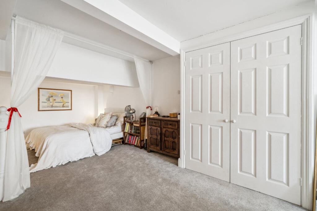 1 bed 1st Floor Flat for rent in Battersea. From Chestertons Estate Agents - Battersea Park Lettings