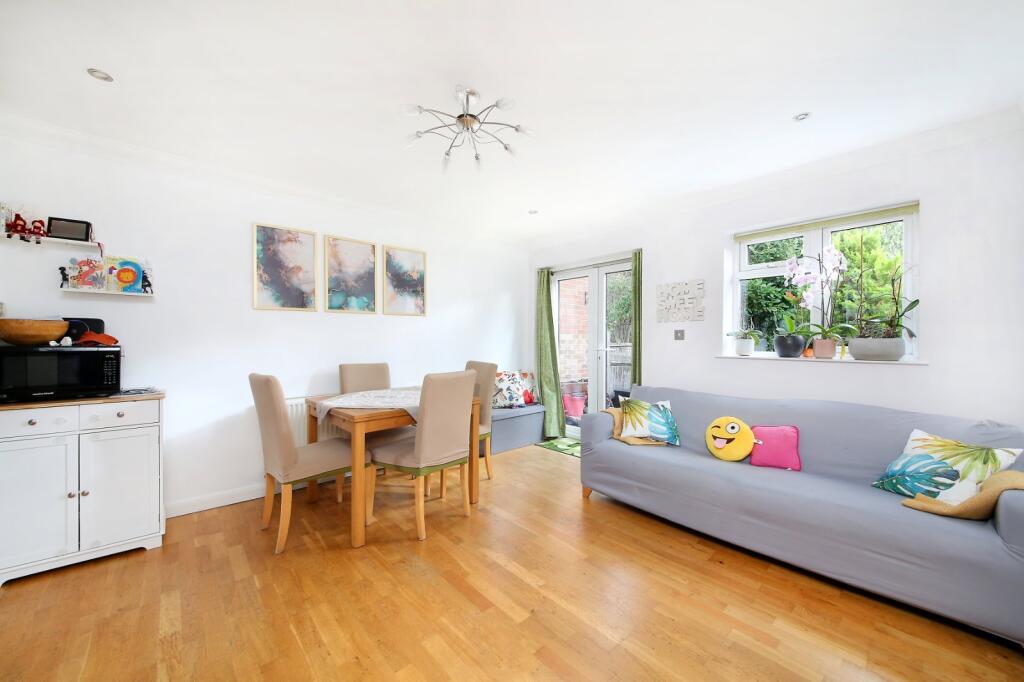 2 bed Detached for rent in Battersea. From Chestertons Estate Agents - Battersea Park Lettings