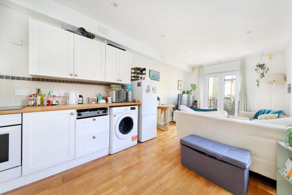 2 bed 1st Floor Flat for rent in Battersea. From Chestertons Estate Agents - Battersea Park Lettings 2 bed 1st Floor Flat for rent in Battersea. From Chestertons Estate Agents - Battersea Park Lettings