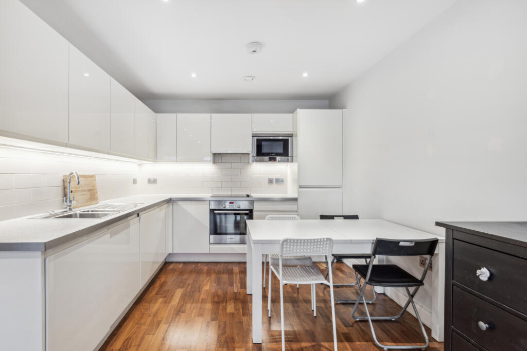 2 bed 1st Floor Flat for rent in Battersea. From Chestertons Estate Agents - Battersea Park Lettings