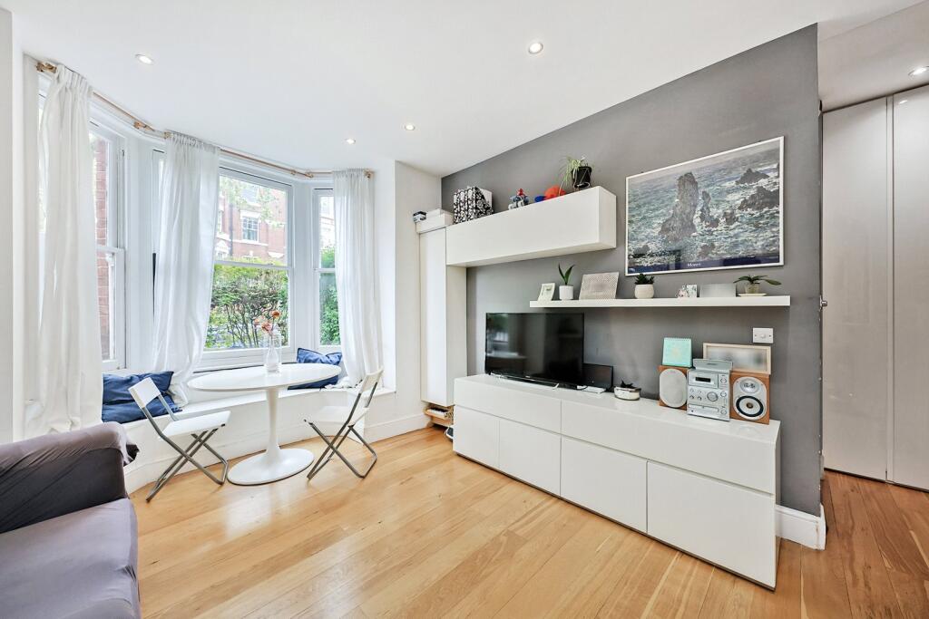 2 bed 1st Floor Flat for rent in Battersea. From Chestertons Estate Agents - Battersea Park Lettings 2 bed 1st Floor Flat for rent in Battersea. From Chestertons Estate Agents - Battersea Park Lettings