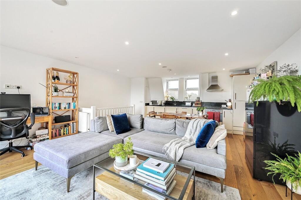 2 bed 1st Floor Flat for rent in Battersea. From Chestertons Estate Agents - Battersea Park Lettings