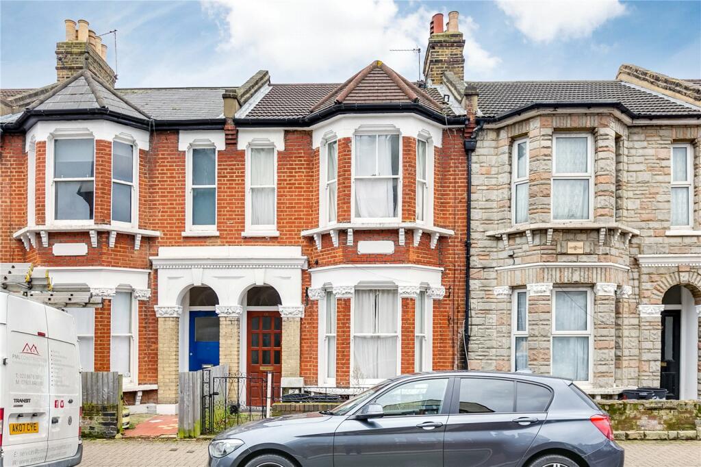 4 bed Mid Terraced House for rent in Clapham. From Chestertons Estate Agents - Battersea Rise Lettings
