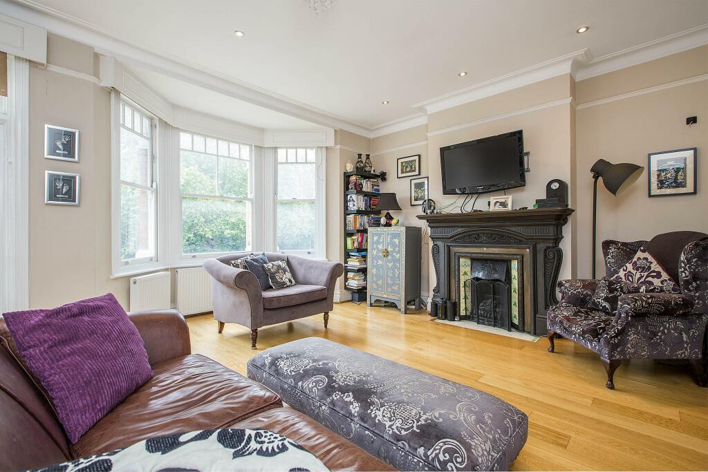 4 bed Flat for rent in Clapham. From Chestertons Estate Agents - Battersea Rise Lettings
