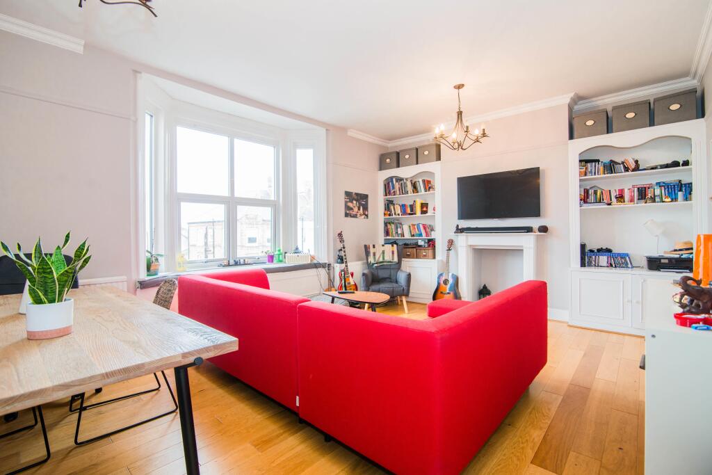2 bed 1st Floor Flat for rent in Battersea. From Chestertons Estate Agents - Battersea Lettings