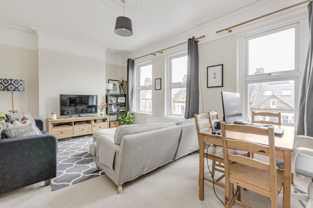 2 bed 1st Floor Flat for rent in Battersea. From Chestertons Estate Agents - Battersea Lettings