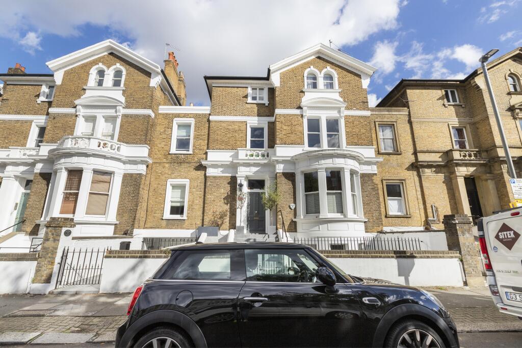 2 bed 1st Floor Flat for rent in Battersea. From Chestertons Estate Agents - Battersea Lettings