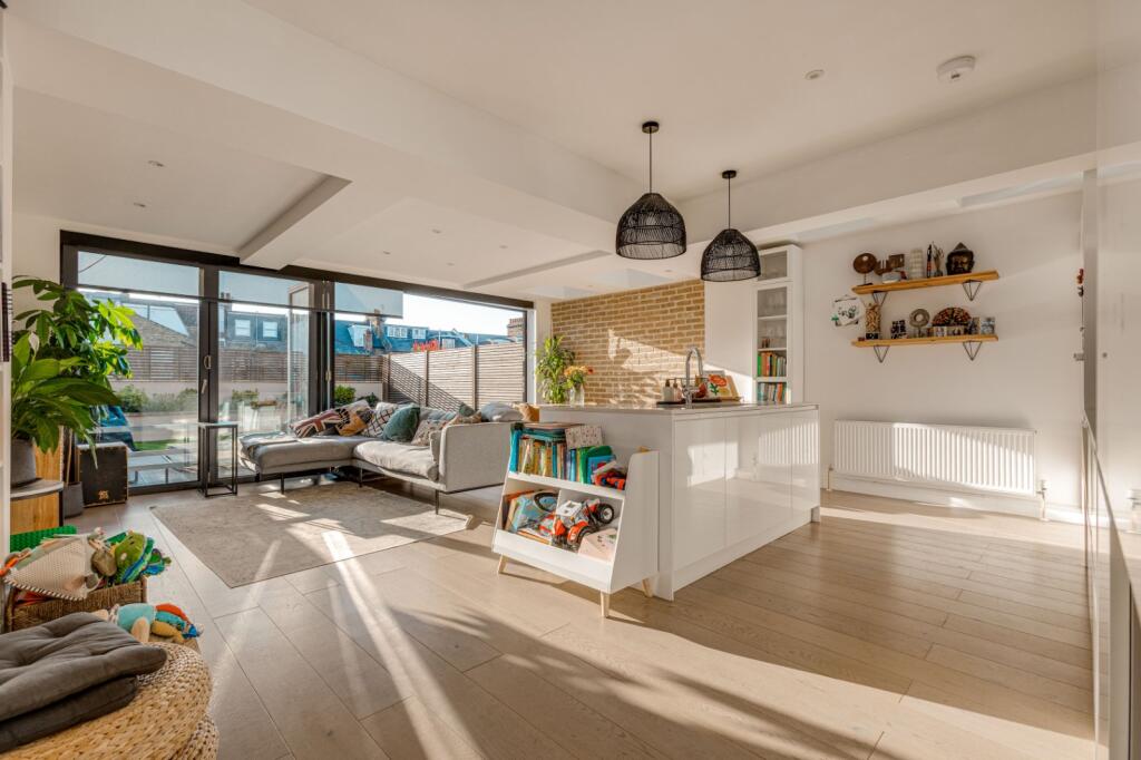 3 bed 1st Floor Flat for rent in Clapham. From Chestertons Estate Agents - Battersea Lettings