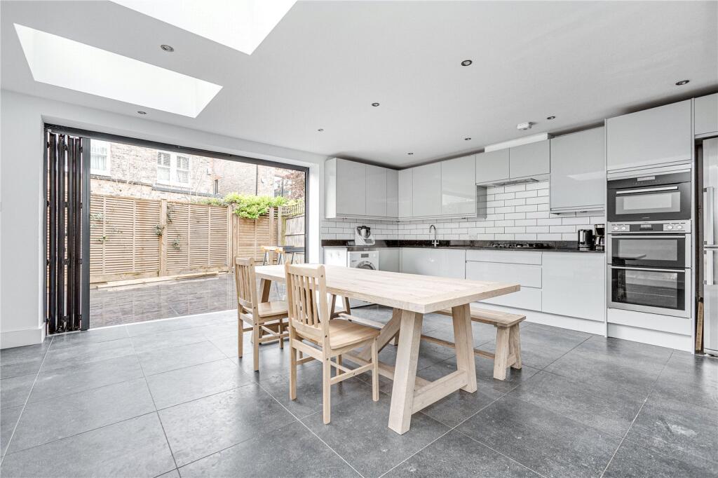 5 bed End of Terrace for rent in Battersea. From Chestertons Estate Agents - Battersea Lettings 5 bed End of Terrace for rent in Battersea. From Chestertons Estate Agents - Battersea Lettings