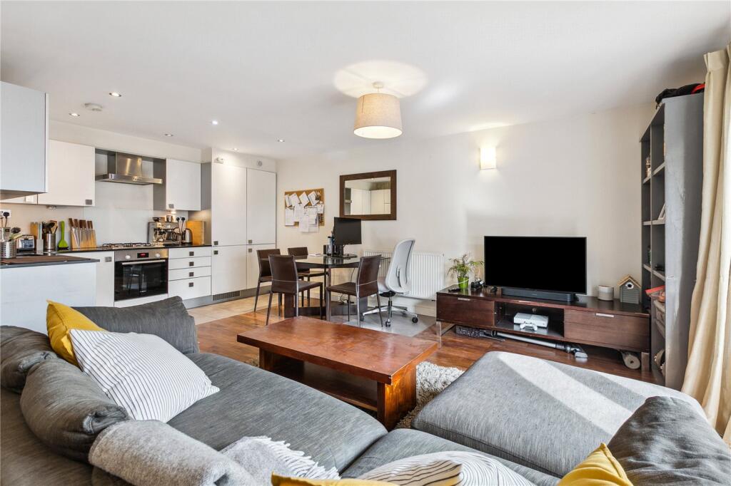 2 bed Mid Terraced House for rent in Streatham. From Chestertons Estate Agents - Battersea Lettings