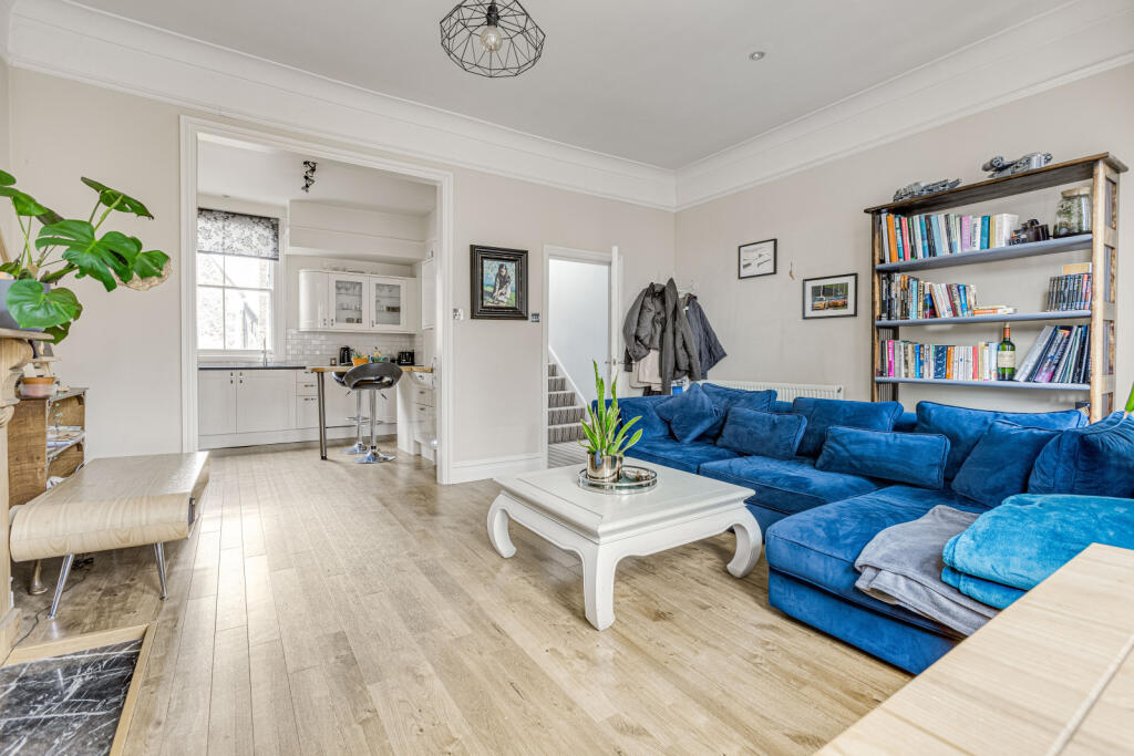2 bed 1st Floor Flat for rent in Battersea. From Chestertons Estate Agents - Battersea Lettings
