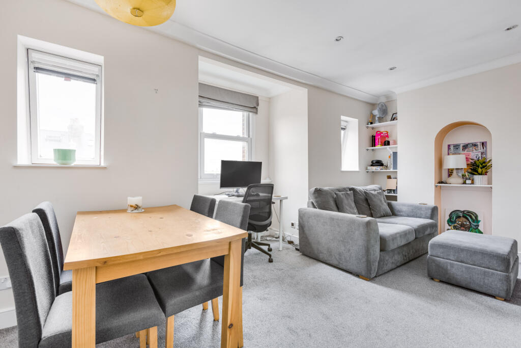 1 bed 1st Floor Flat for rent in Battersea. From Chestertons Estate Agents - Battersea Lettings