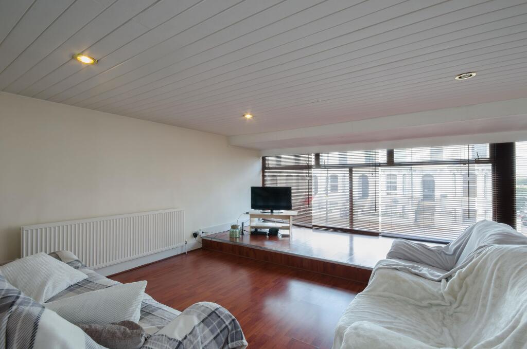 2 bed 1st Floor Flat for rent in Battersea. From Chestertons Estate Agents - Battersea Lettings