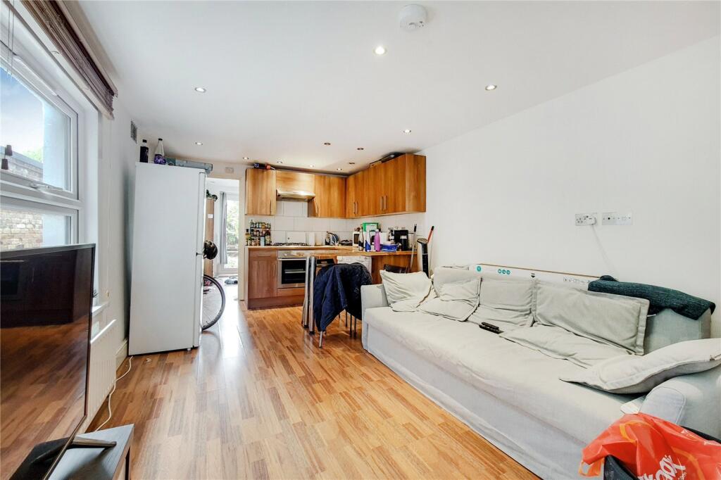 3 bed 1st Floor Flat for rent in Clapham. From Chestertons Estate Agents - Battersea Lettings
