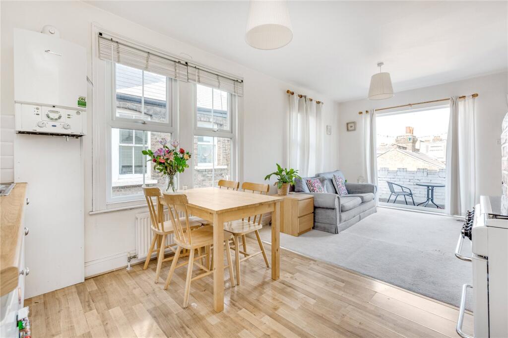 2 bed 1st Floor Flat for rent in Clapham. From Chestertons Estate Agents - Battersea Lettings