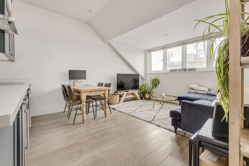 2 bed 1st Floor Flat for rent in Battersea. From Chestertons Estate Agents - Battersea Lettings