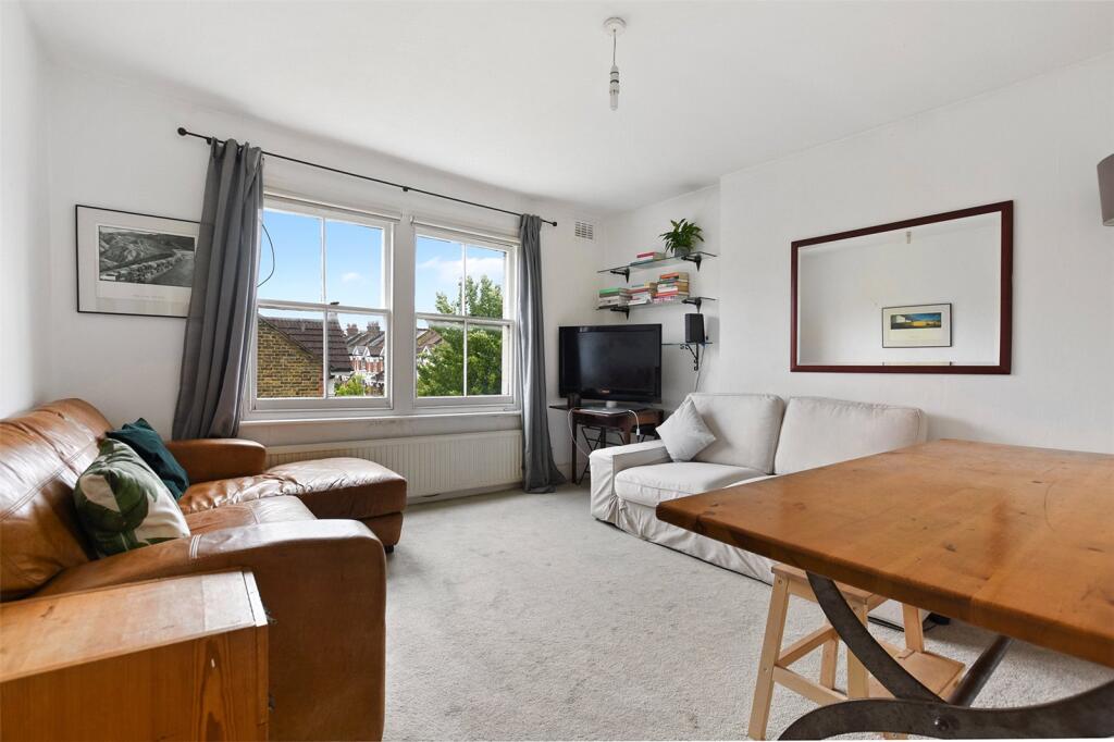 2 bed 1st Floor Flat for rent in Clapham. From Chestertons Estate Agents - Battersea Lettings