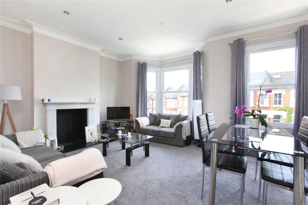 2 bed 1st Floor Flat for rent in Clapham. From Chestertons Estate Agents - Battersea Lettings
