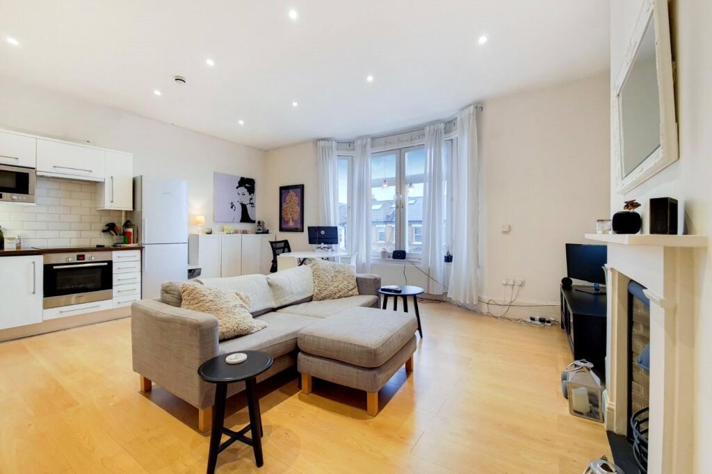 2 bed 1st Floor Flat for rent in Battersea. From Chestertons Estate Agents - Battersea Lettings
