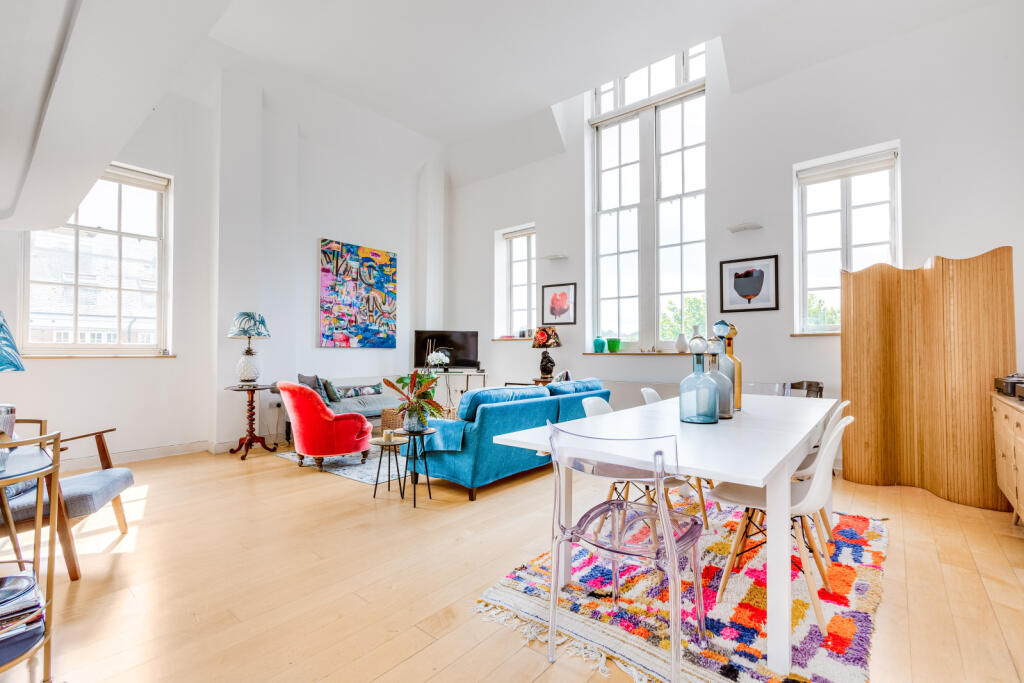 3 bed 1st Floor Flat for rent in Clapham. From Chestertons Estate Agents - Battersea Lettings