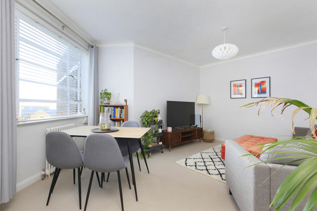 2 bed 1st Floor Flat for rent in Clapham. From Chestertons Estate Agents - Battersea Lettings