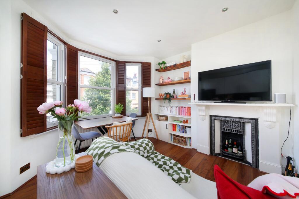 1 bed Mid Terraced House for rent in Battersea. From Chestertons Estate Agents - Battersea Lettings 1 bed Mid Terraced House for rent in Battersea. From Chestertons Estate Agents - Battersea Lettings