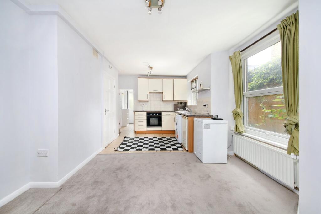2 bed 1st Floor Flat for rent in Battersea. From Chestertons Estate Agents - Battersea Lettings