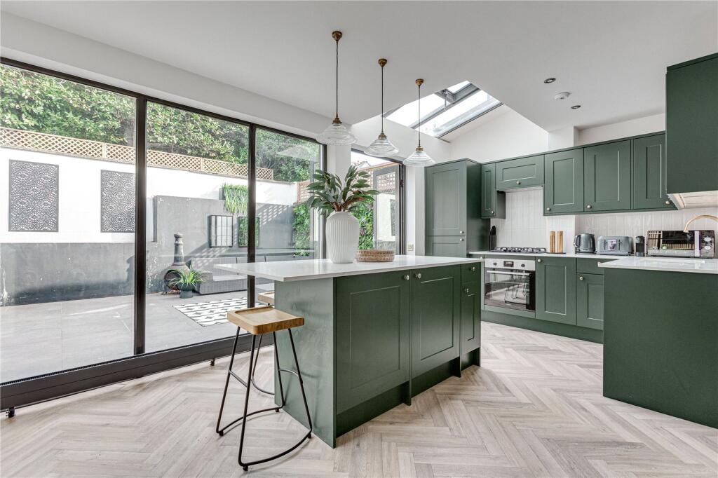 2 bed 1st Floor Flat for rent in Battersea. From Chestertons Estate Agents - Battersea Lettings