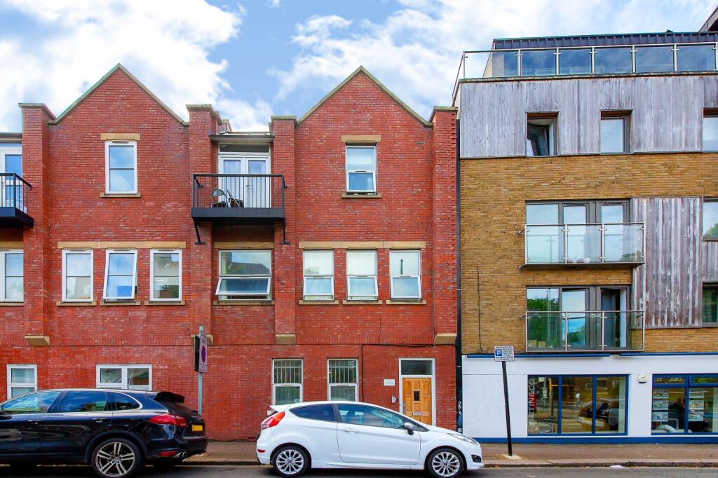 2 bed 1st Floor Flat for rent in Clapham. From Chestertons Estate Agents - Battersea Lettings