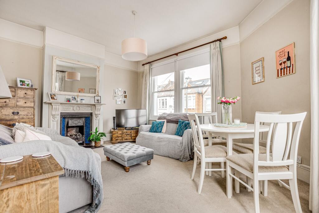 1 bed 1st Floor Flat for rent in Clapham. From Chestertons Estate Agents - Battersea Lettings