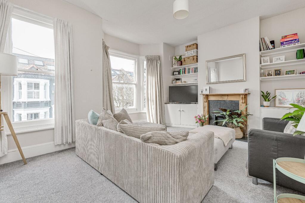 2 bed 1st Floor Flat for rent in Battersea. From Chestertons Estate Agents - Battersea Lettings