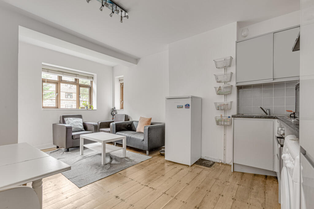 4 bed 1st Floor Flat for rent in Clapham. From Chestertons Estate Agents - Battersea Lettings