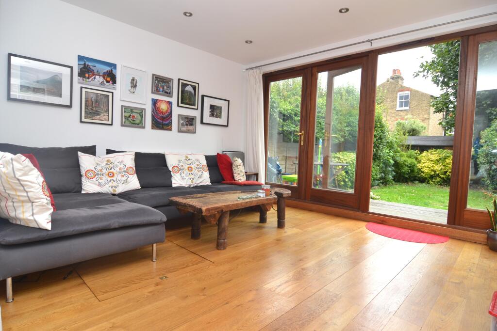 2 bed 1st Floor Flat for rent in Battersea. From Chestertons Estate Agents - Battersea Lettings