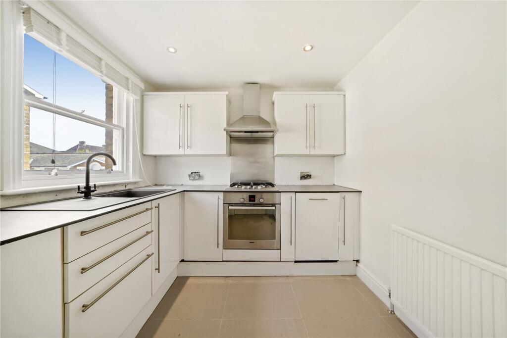 2 bed 1st Floor Flat for rent in Clapham. From Chestertons Estate Agents - Battersea Lettings