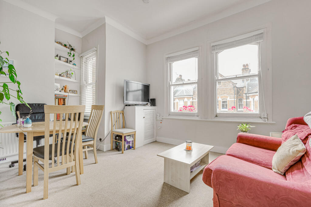 1 bed 1st Floor Flat for rent in Battersea. From Chestertons Estate Agents - Battersea Lettings