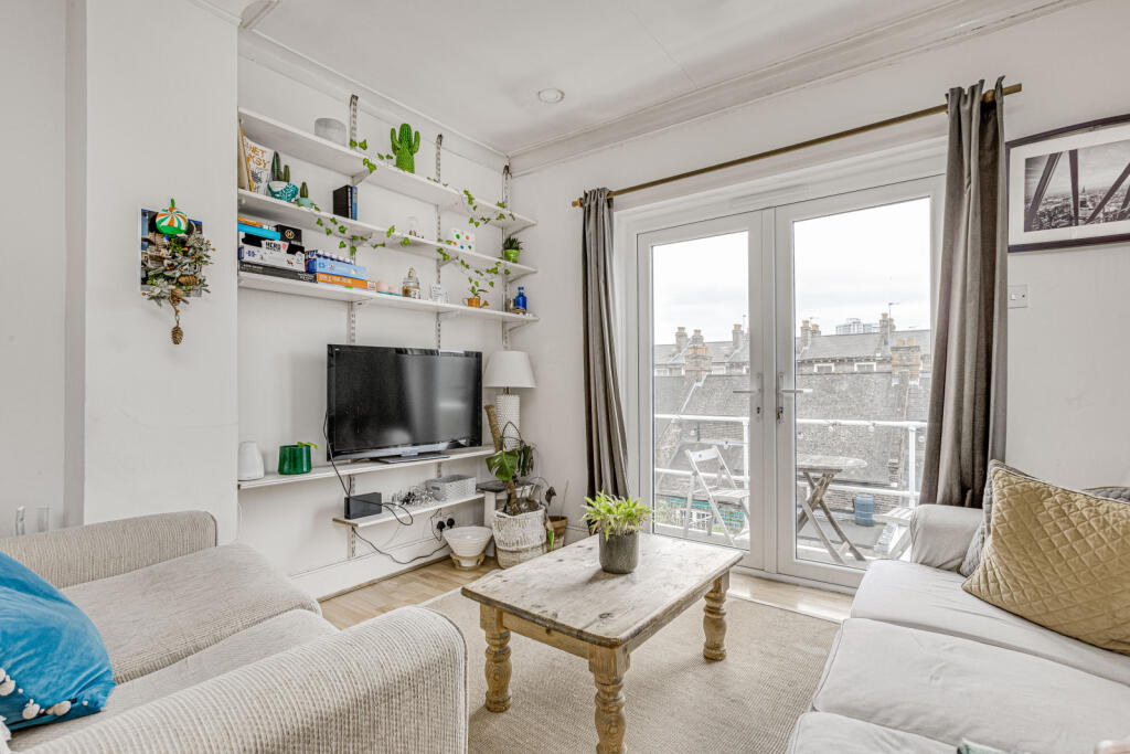 2 bed 1st Floor Flat for rent in Clapham. From Chestertons Estate Agents - Battersea Lettings