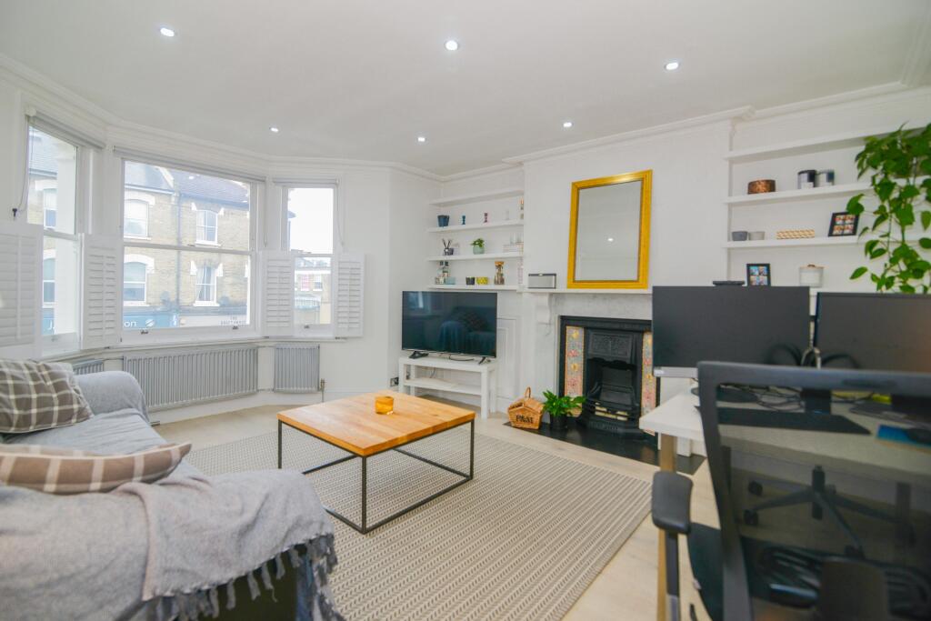 2 bed 1st Floor Flat for rent in Battersea. From Chestertons Estate Agents - Battersea Lettings