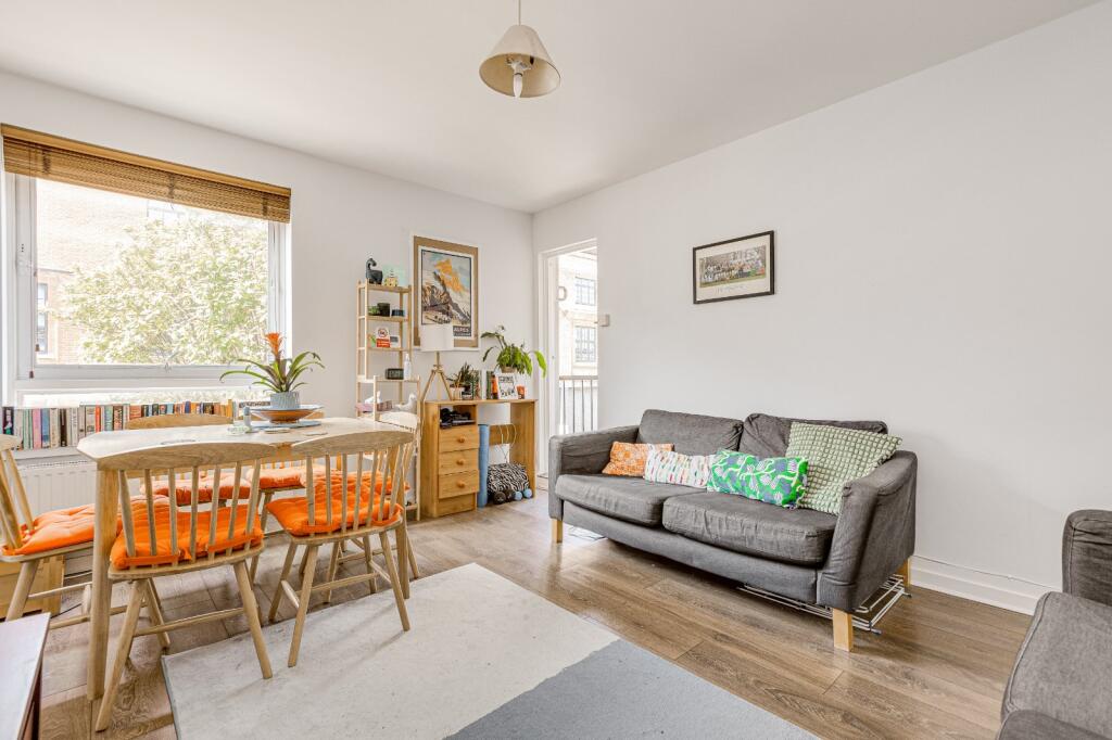3 bed 1st Floor Flat for rent in Battersea. From Chestertons Estate Agents - Battersea Lettings