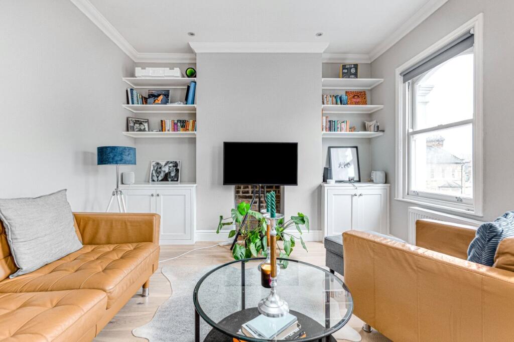 2 bed 1st Floor Flat for rent in Battersea. From Chestertons Estate Agents - Battersea Lettings