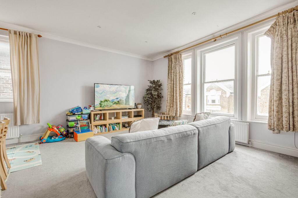 2 bed 1st Floor Flat for rent in Battersea. From Chestertons Estate Agents - Battersea Lettings